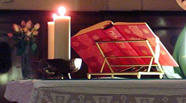 Bergamo, il parroco celebra la Messa a lume di candela: “Si mette in risalto la celebrazione”
