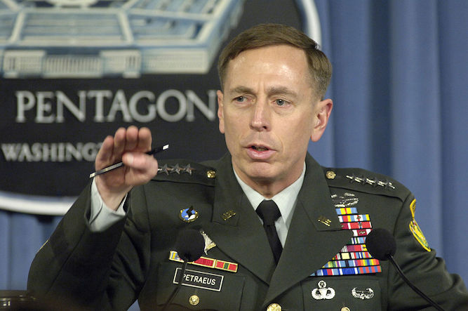 Usa, il generale Petraeus risponde alle minacce russe: “Se Putin usasse armi nucleari distruggeremmo le sue truppe in Ucraina”