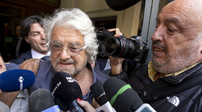 M5S, Beppe Grillo a Roma incontra i nuovi eletti alla Camera e al Senato: “Siamo più uniti che mai”