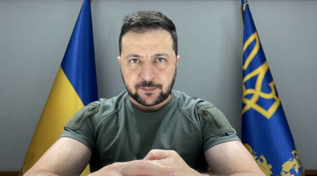 Guerra in Ucraina, parla Zelensky in videoconferenza con il vertice Ue di Praga: “Tutti noi siamo sull’orlo di un disastro nucleare”