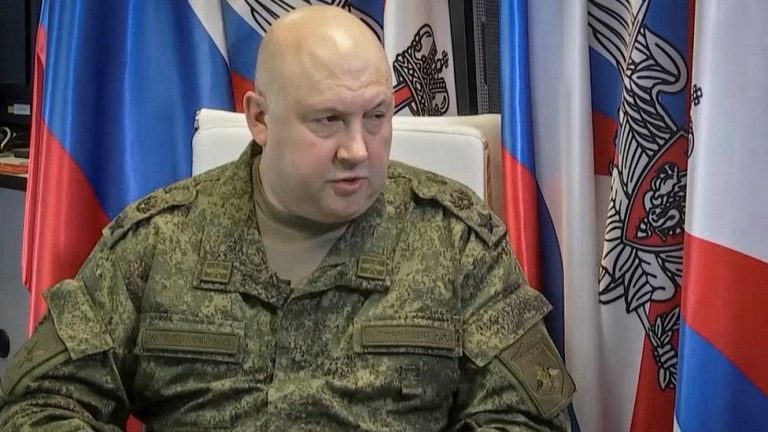 Guerra in Ucraina, il comandante russo Sirovkin: “Pronti per l’evacuazione dei civili da Kherson”