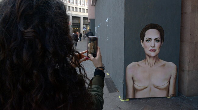 Giornata del cancro al seno: a Milano il murales di Angelina Jolie in piazza San Babila