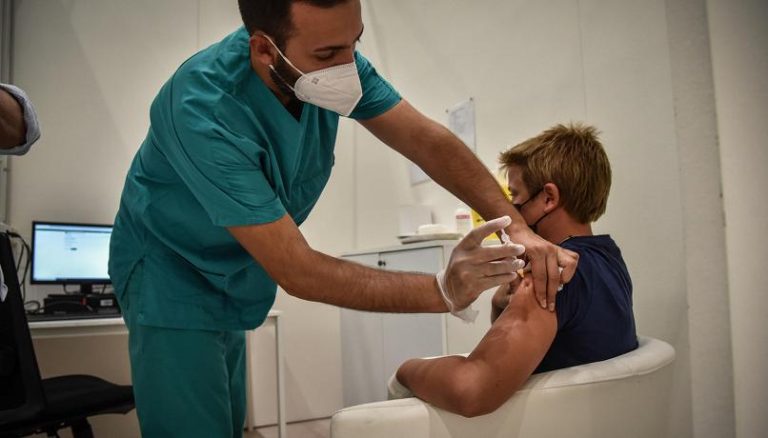 Covid, il consiglio dei pediatri: Rilanciare le vaccinazioni e rivalutare l’uso delle mascherine a scuola