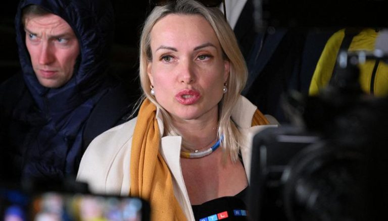 E’ stata inserita nella lista dei ricercati l’ex giornalista televisiva russa Maria Ovsyannikova