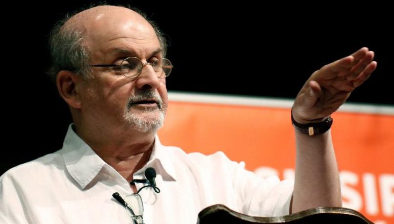 Usa, Salman Rushdie ha perso la vista da un occhio e l’uso di una mano dopo la feroce aggressione a coltellate subita due mesi fa