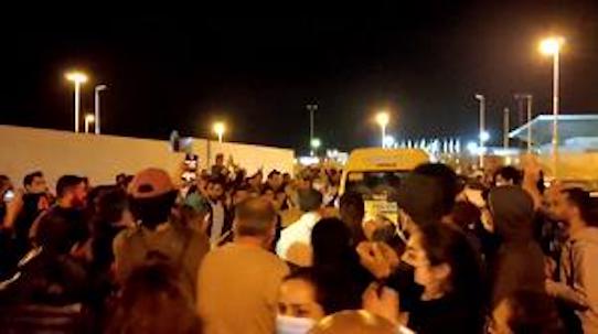 Iran, Elnaz è ritornata: all’aeroporto la folla la accoglie come un’eroina