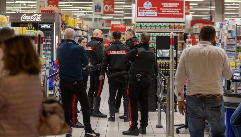 Assago, per gli esperto l’aggressione del folle al centro commerciale è durata un solo minuto
