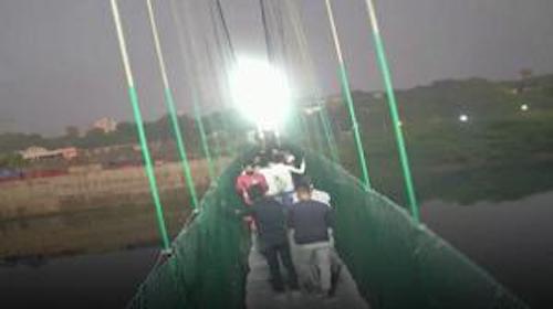 India, il tragico crollo di un ponte sospeso nel Gujarat affollato di turisti: morte 130 persone
