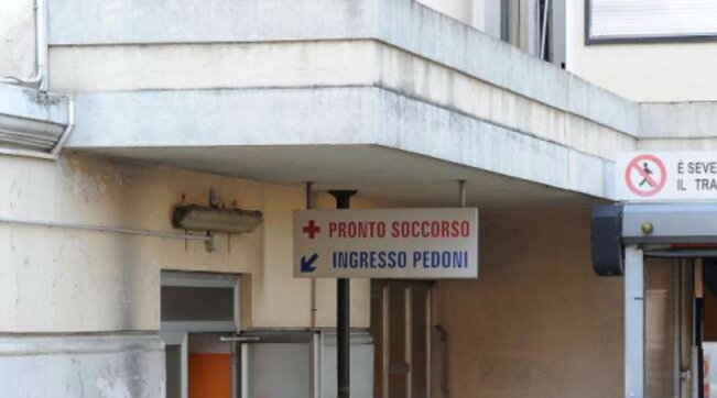 Fisciano (Salerno), una bimba di due anni è caduta da una finestra del terzo piano della sua abitazione