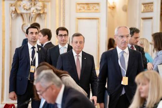 Emergenza energetica, parla il premier Draghi da Praga: “La crisi va affrontata tutti insieme”