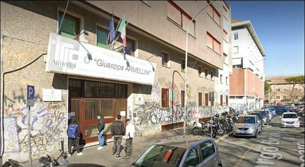 Roma, studente 14enne dell’Armellini minaccia in un suo compagno con una pistola giocatolo