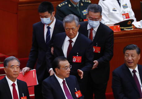 Cina, l’umiliazione dell’ex presidente Hu Jintano portato fuori a forza dalla cerimonia di chiusura del XX Congresso del Pcc
