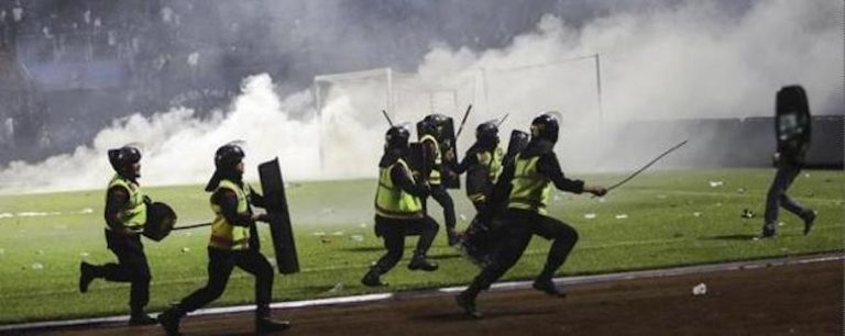 Immagine tragedia in Indonesia: 182 morti e 200 feriti nello stadio Kanjuruhan per gli incidenti del dopo partita