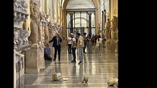 Roma, un turista danneggia due sculture antiche all’interno dei Musei Vaticani