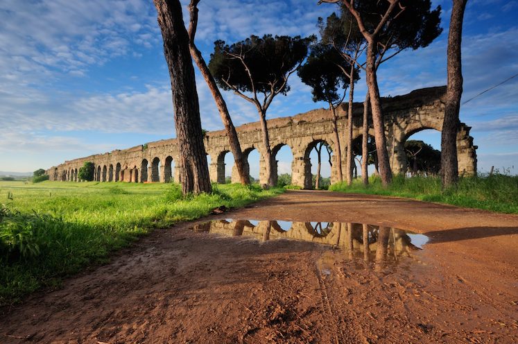 Roma, i carabinieri interrompono una festa illegale al Parco degli Acquedotti
