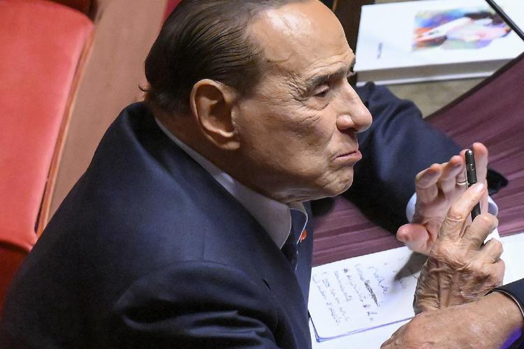 Centrodestra, il foglietto degli appunti di Berlusconi sulla Meloni: “E’ arrogante, supponente e offensiva”