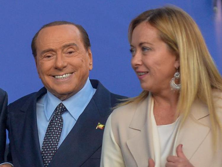 Il “Berlusconi show” irrita Giorgia Meloni e crea un forte imbarazzo all’interno del centrodestra