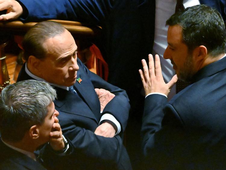Alta la tensione in Forza Italia tra i “ronzulliani” e “governisti” in attesa del discorso di Berlusconi al Senato