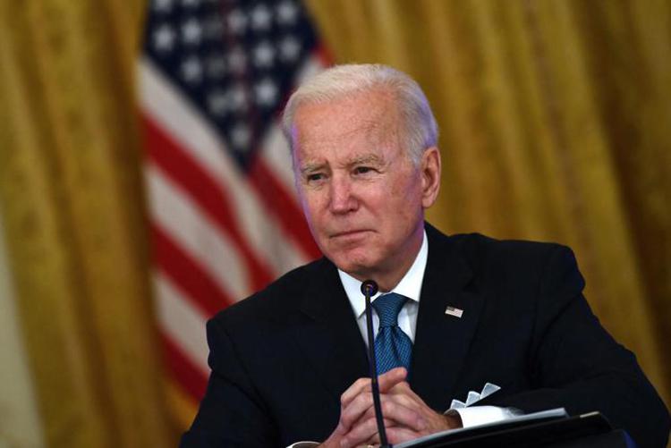 Guerra in Ucraina, il presidente Biden promette a Zelensky missili per la difensa antiaerea