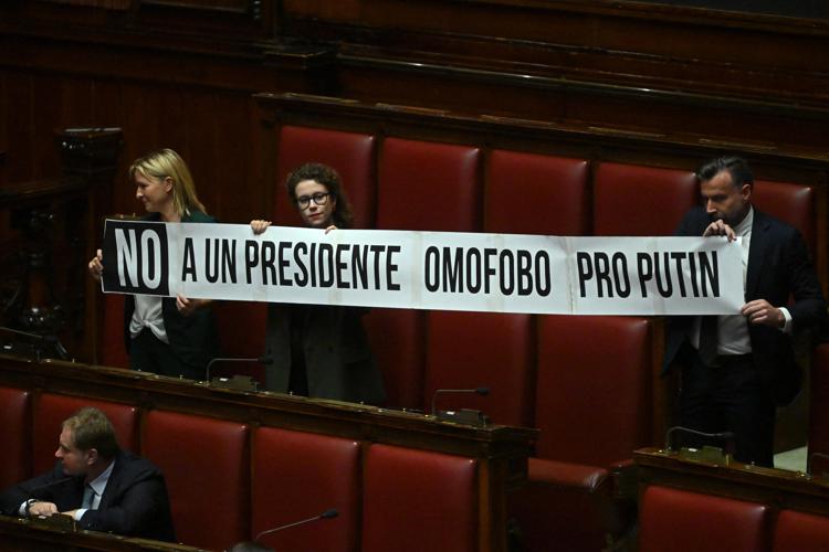 Camera: striscioni contro Lorenzo Fontana: “No a un presidente omofobo pro Putin”