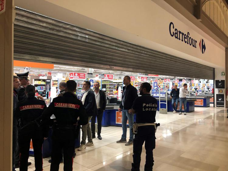 Assago (Milano), il Carrefour rimuove tutti gli oggetti taglienti dai punti vendite dopo l’aggressione di ieri