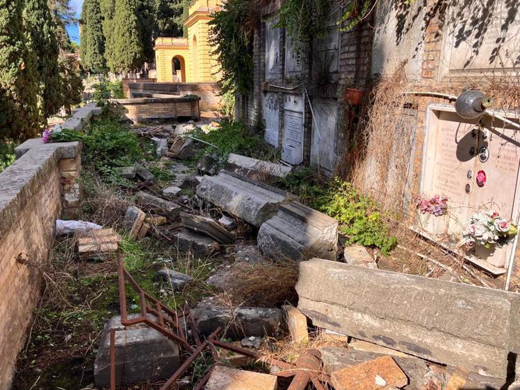 Roma, vandali in azione al Verano: distrutte e danneggiate molte tombe
