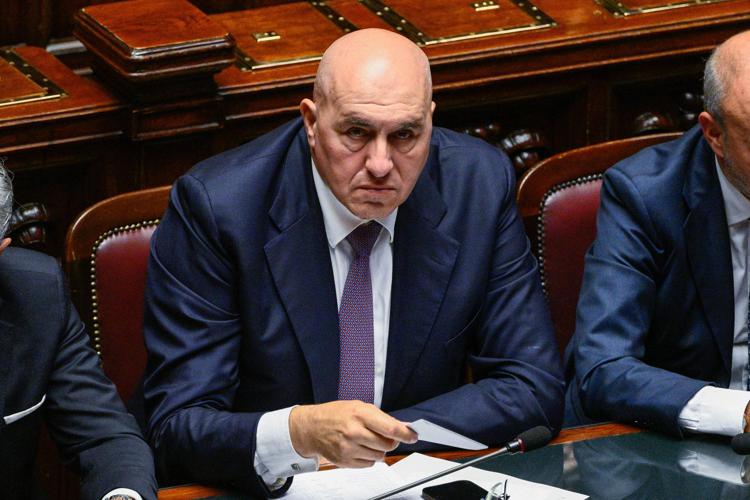 Governo, l’allarme di Crosetto: “Bisogna saper accantonare la polemica politica quando è lo Stato ad essere sotto attacco dagli anarchici”