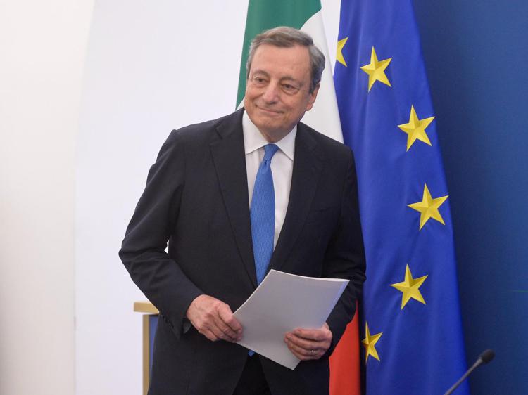 Governo, il premier Draghi saluta il giornalista: “Nei venti mesi ho imparato molte cose”