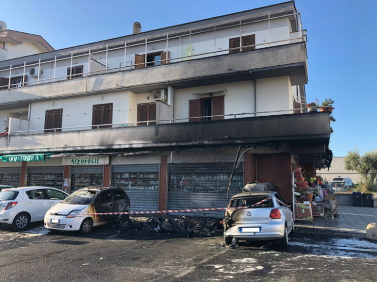 Notte di paura in piazzale Roselle. In fiamme tre scooter e due auto