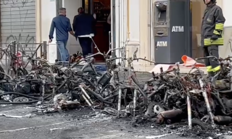 Roma, incendio alla stazione Termini: distrutti decine di motorini