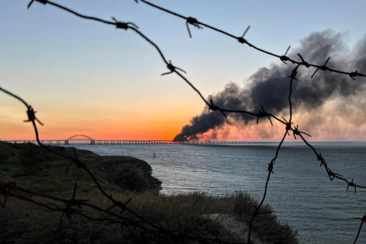 Guerra in Ucraina: esplosione e fiamme sul ponte di Kerch, che collega la Russia alla Crimea.
