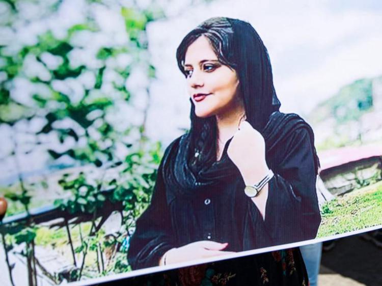 Iran, parla il padre di Mahsa Amini: “Nessuno mi ha dato risposte sulla morte di mia figlia”