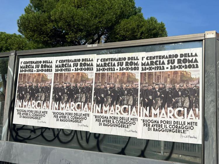 Spuntano manifesti sulla marcia su Roma: il sindaco Gualtieri ne ordina la rimozione
