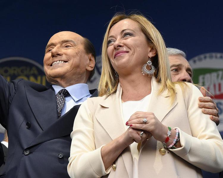 Quirinale, Silvio Berlusconi è stato “silenzioso” al fianco della candidata premier