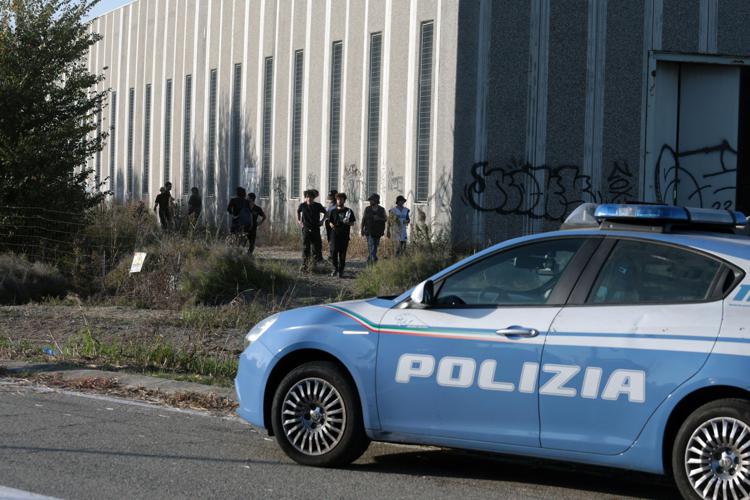Modena, la polizia ha iniziato le operazioni di sgombero del rave party di Halloween