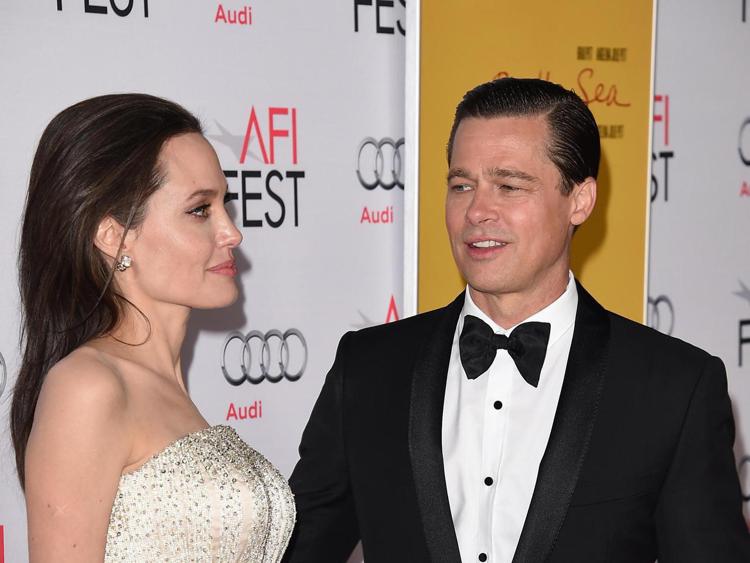 Usa, nuove pesanti accuse di Angelina Jolie all’ex marito Brad Pitt: “Era emotivamente e fisicamente violento”