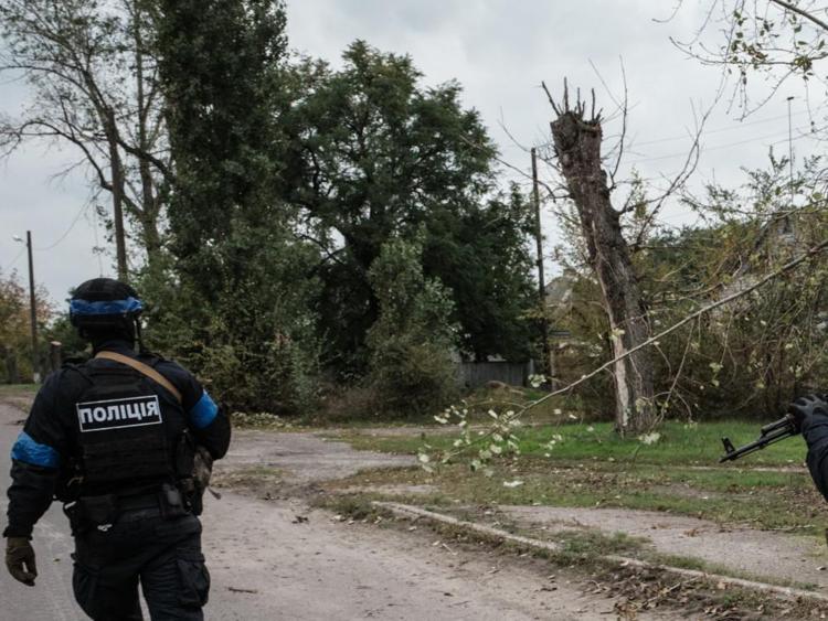 La polizia ucraina ha scoperto una “camera di tortura” nella città di Pisky-Radkivski: una scatola piena di denti d’oro