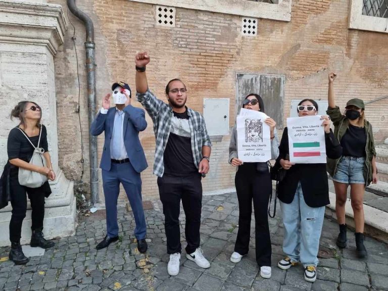 Roma, in piazza del Campidoglio sit in di protesta contro la repressione in Iran contro le donne