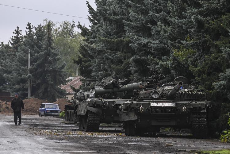 Guerra in Ucraina, le perdite russe: 63.380 soldati, 2.505 carri armati, 5.181 mezzi corazzati, 268 aerei, 235 elicotteri e 15 navi