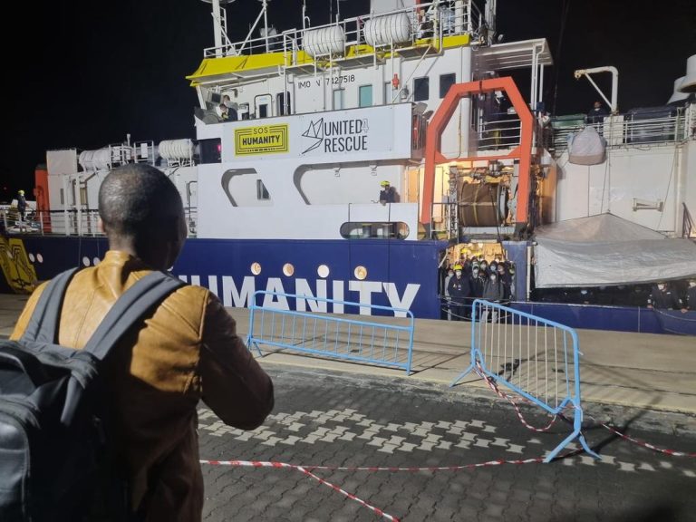 Migranti, trenta persone a bordo della nave Humanity hanno iniziato lo sciopero della fame