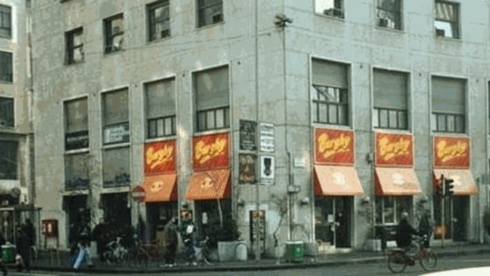 Milano, chiude lo storico Burghy: fu il primo ad aprire in Italia nel 1981 in piazza San Babila