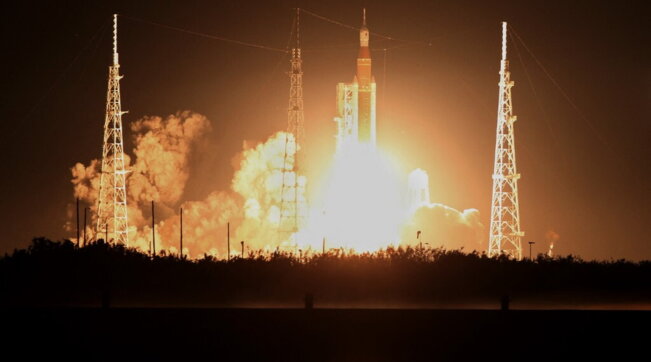 Lanciato il razzo Artemis: la missione senza equipaggio diretta verso la Luna