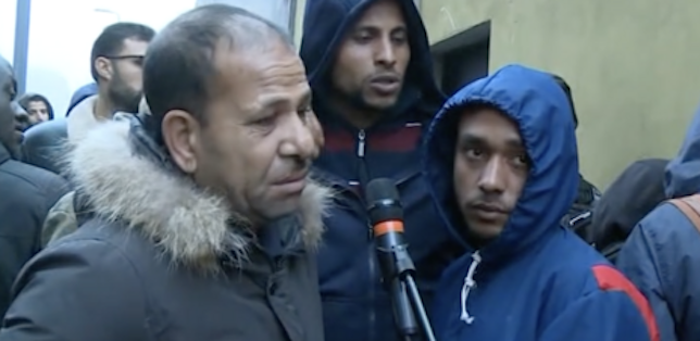A Milano i richiedenti asilo sono costretti a lunghe attese fuori la questura e c’è chi specula su di loro