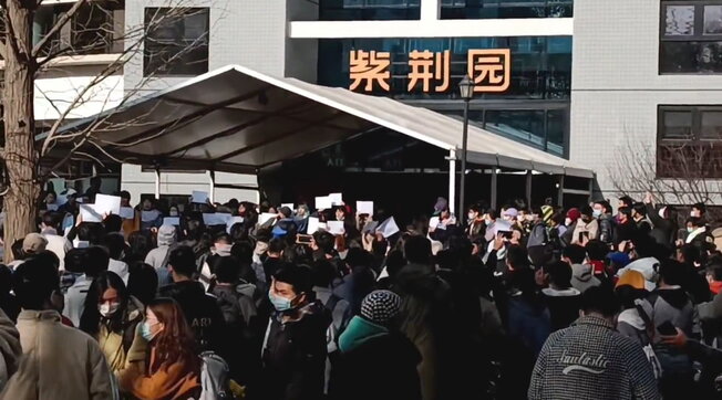 Pechino, centinaia di studenti scendono in piazza contro le restrizioni anti-Covid