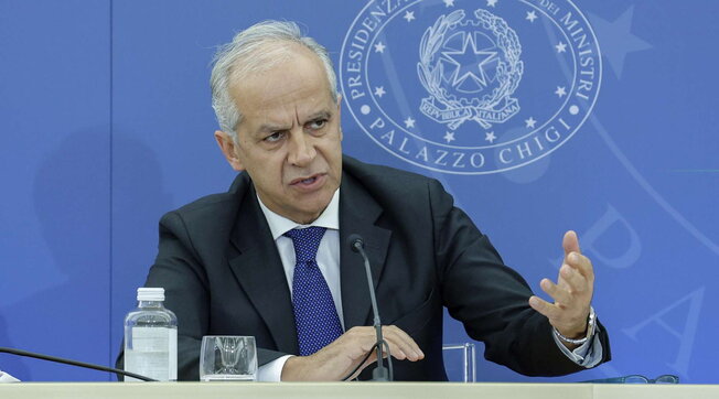 Migranti, il ministro Piantedosi ribadisce la linea dura: “In Italia illegalmente non si entra”
