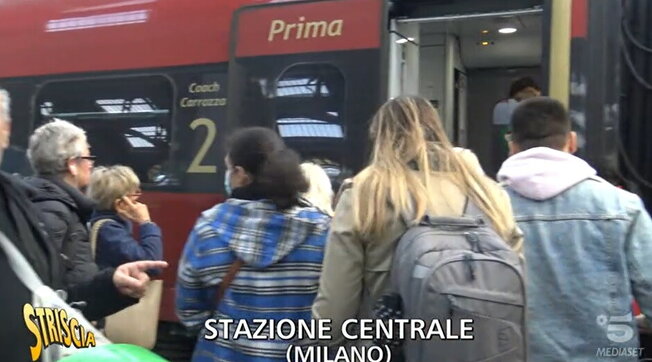Milano, ecco le vittime dei borseggiatori sotto la metro: Pendolari e turisti a bordo dei treni