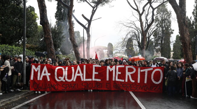 Roma, al via la protesta degli studenti contro il governo Meloni: “Ma quale merito!”