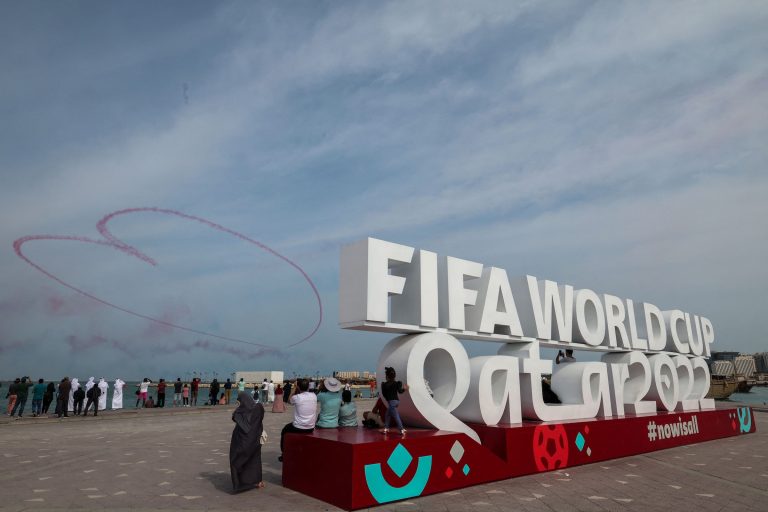 Uno degli ambassador dei Mondiali del calcio del Qatar ha definito l’omosessualità un “danno psichico”