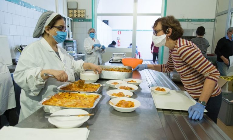 Povertà in Italia, l’allarme di Coldiretti: “Tre milioni di persone chiedono aiuto per mangiare”