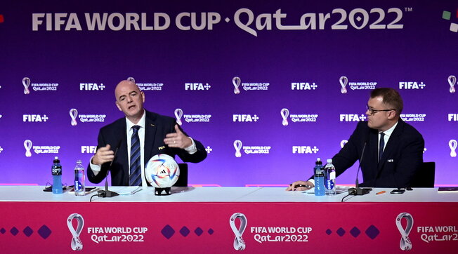 Mondiali in Qatar, il coming out del capo ufficio stampa della Fifa: “Sono gay”